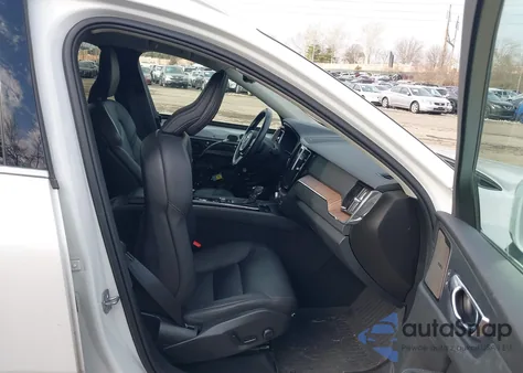 2021 Volvo Xc60 T5 Momentum z USA, uszkodzony, nr VIN YV4102RK4M1681734